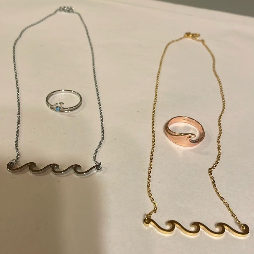 Pair of wave necklaces and rings